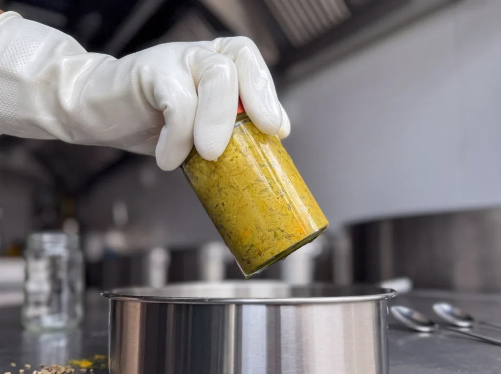 Un bocal placé dans une pasteuriseuse