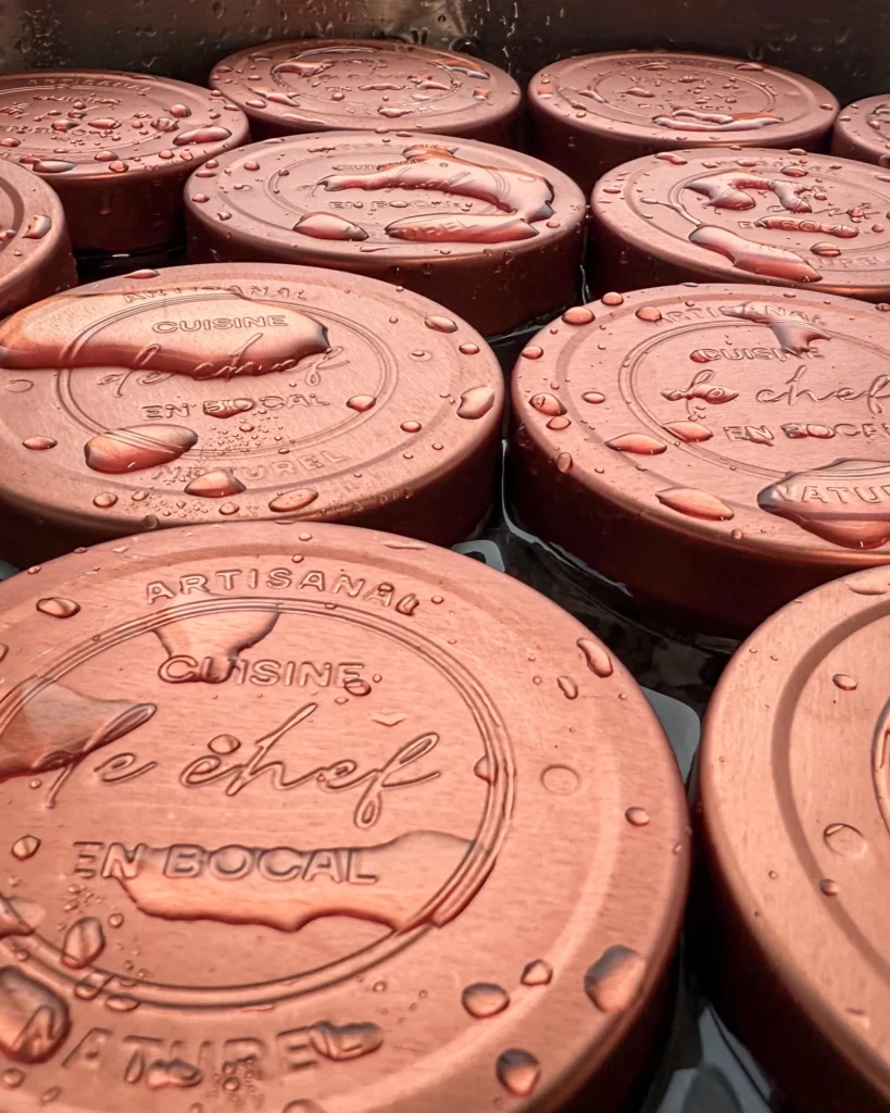 Des repas en bocaux gourmart sont refroidis dans de l'eau froide